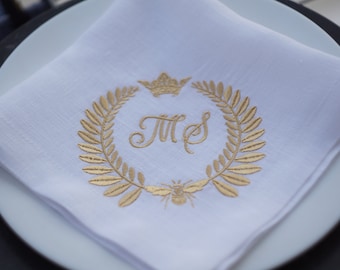 Serwetki lniane z haftowanym monogramem Bee & Laurel: dekoracja stołu weselnego