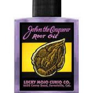 Puede incluir: Una botella de vidrio púrpura con una tapa negra y una etiqueta amarilla que dice "John the Conqueror Root Oil" y "Lucky Mojo Curio Co."