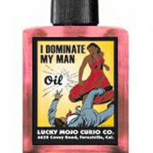 Puede incluir: Una botella amarilla y roja con una tapa negra. La botella tiene una imagen de dibujos animados de una mujer con un vestido rojo pateando a un hombre con un traje azul. La etiqueta de la botella dice "I Dominate My Man Oil" y "Lucky Mojo Curio Co."