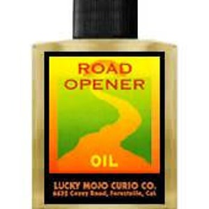 Puede incluir: Una botella de vidrio de aceite Road Opener con una etiqueta amarilla, naranja y verde que presenta un diseño de camino sinuoso. La etiqueta también incluye el texto "Road Opener Oil" y "Lucky Mojo Curio Co."
