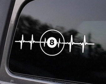 Può includere: Adesivo in vinile bianco con un design a battito cardiaco e una grafica a palla da biliardo. La palla da biliardo è all'interno di un cerchio con il numero 8 al centro. Progettato per un finestrino dell'auto.