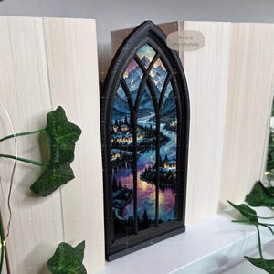 Tauche ein in eine andere Welt mit diesem magischen Fantasy Booknook! Dieses einzigartige Miniatur-Fenster verwandelt dein Bücherregal in eine geheimnisvolle Gothic-Szene voller Fantasie und Atmosphäre.
Perfekte Deko: Ideal für Bücherregale, Leseecken oder als stimmungsvolles Highlight in deinem Zuhause.
Besonderes Geschenk: Ein zauberhaftes Präsent für Bücherfans, Fantasy-Liebhaber und Leseratten.