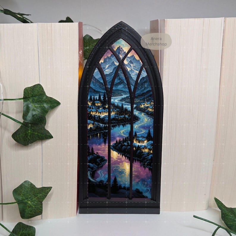 Tauche ein in eine andere Welt mit diesem magischen Fantasy Booknook! Dieses einzigartige Miniatur-Fenster verwandelt dein Bücherregal in eine geheimnisvolle Gothic-Szene voller Fantasie und Atmosphäre.
Perfekte Deko: Ideal für Bücherregale, Leseecken oder als stimmungsvolles Highlight in deinem Zuhause.
Besonderes Geschenk: Ein zauberhaftes Präsent für Bücherfans, Fantasy-Liebhaber und Leseratten.