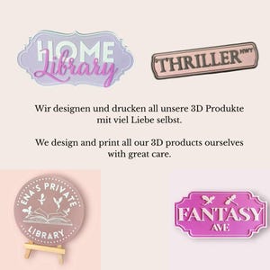 Puede incluir: Una colecci&oacute;n de letreros decorativos con texto, incluyendo "HOME Library", "THRILLER HWY", "ENA'S PRIVATE LIBRARY" y "FANTASY AVE". Los letreros son de varios colores, con un tema rosa claro y morado. La imagen tambi&eacute;n incluye texto en ingl&eacute;s y alem&aacute;n.