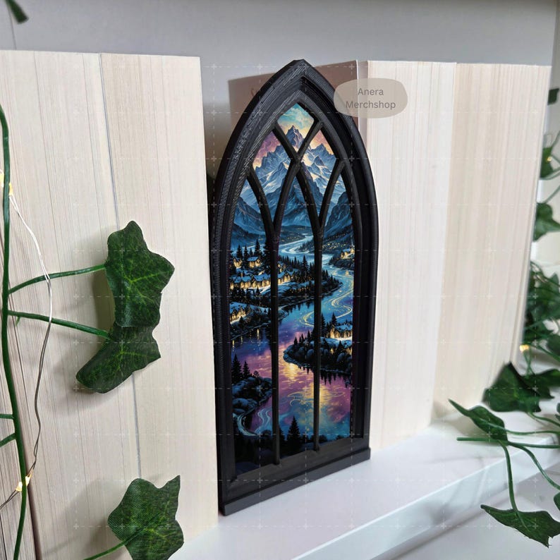 Tauche ein in eine andere Welt mit diesem magischen Fantasy Booknook! Dieses einzigartige Miniatur-Fenster verwandelt dein Bücherregal in eine geheimnisvolle Gothic-Szene voller Fantasie und Atmosphäre.
Perfekte Deko: Ideal für Bücherregale, Leseecken oder als stimmungsvolles Highlight in deinem Zuhause.
Besonderes Geschenk: Ein zauberhaftes Präsent für Bücherfans, Fantasy-Liebhaber und Leseratten.