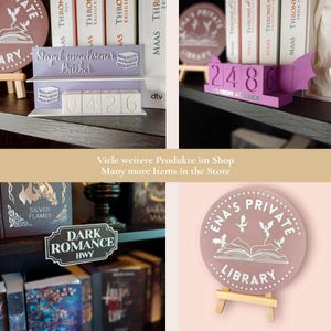 Puede incluir: Una colecci&oacute;n de accesorios decorativos para libros, que incluye un bloque de n&uacute;meros morado, un letrero que dice "Dark Romance Hwy" y un letrero redondo que dice "Ena's Private Library". Los art&iacute;culos se exhiben en una estanter&iacute;a con libros.