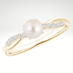 Könnte beinhalten: Ein goldener Ring mit einer einzelnen Perle und kleinen Diamanten, die in einem verdrehten Band gefasst sind.
