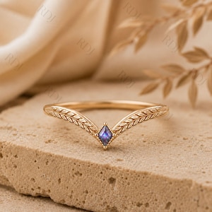 Anello con alessandrite ispirato alla natura, fede nuziale a chevron, anello a V in oro massiccio 14 carati con foglia incisa, fede nuziale impilabile, regalo per lei.