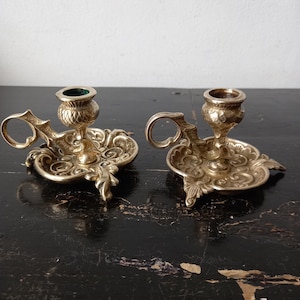 Può includere: Un set di tre tazze in ceramica con finitura opaca e macchiettata. Le tazze sono nei toni del crema, grigio chiaro e grigio scuro. Ogni tazza ha un design semplice e minimalista, perfetto per caffè o tè.