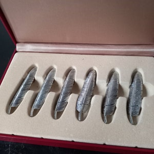 Rare français du milieu du siècle en métal argenté en forme de plume de couteau ou de baguettes, porte-cartes, décor de table vintage des années 1960-70