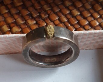 Vintage 925 zilveren brede band ring met gouden solitaire "nugget ", maat 9 U.S., R U.K., 18,5 mm, glad en strak ontwerp, originele schoonheid