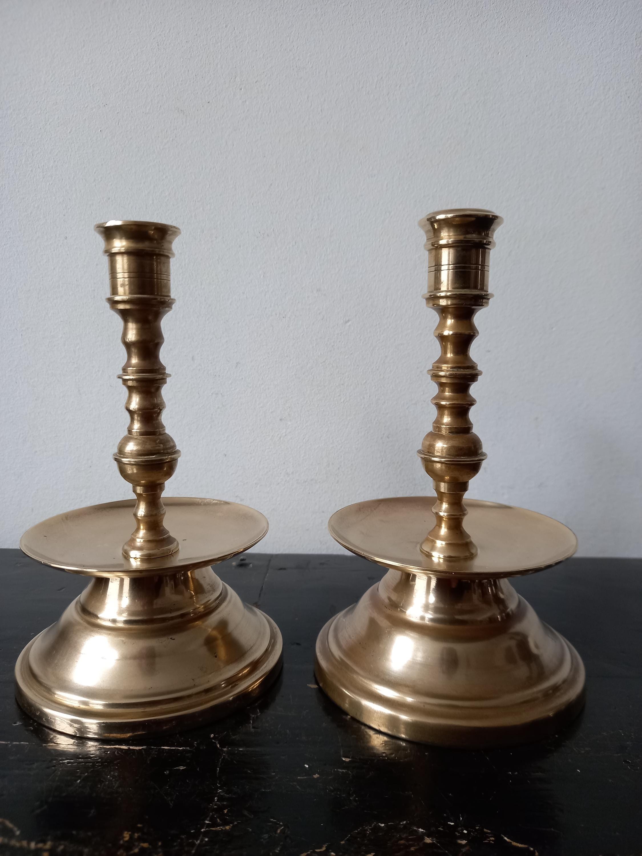 Bougeoir Ancien En Laiton - À Poignée De Poupée - Décor En Relief - Pièce Rare