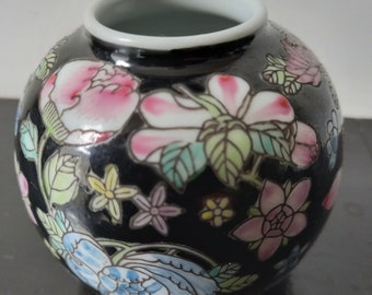 Mid Century Millefleur Chinese vaas, klein formaat, gemarkeerd, zwarte Jingdezhen duizend bloemen hand versierd, levendige kleuren, vakmanschap