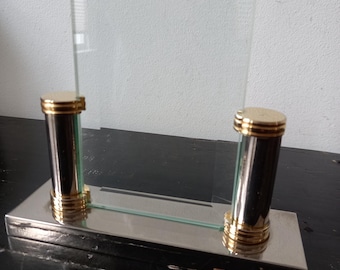 Raro marco de fotos de columna francés de mediados de siglo, cromado y niquelado, con inserciones de vidrio doble, estilo Art Déco inspirado en la Regencia de Hollywood.
