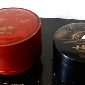 Juego de 6 posavasos vintage de laca negra japonesa y juego de 8 posavasos de laca roja antigua de madera, posavasos en sus cajas de almacenamiento originales