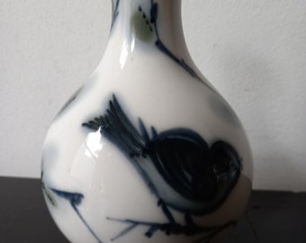 Joli et parfait vase « Little Bird » russe Lomonossov du milieu du siècle, décor botanique peint à la main, vase à panse, porcelaine, beauté des années 1950