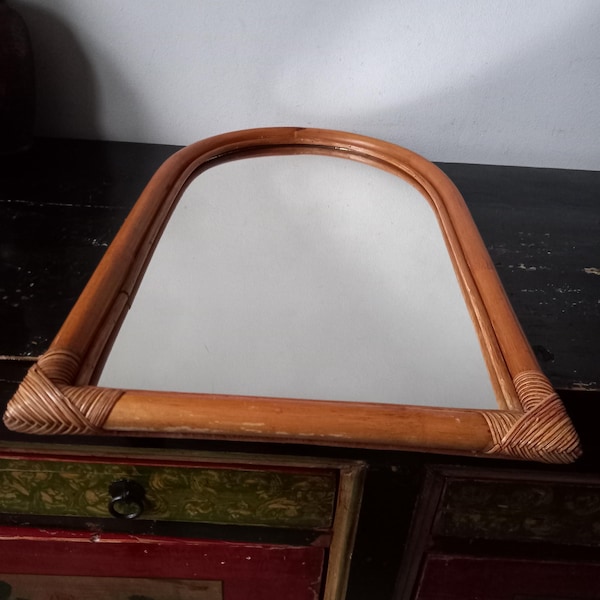 Espelho de parede arqueado em bambu e rattan trançado, estilo pós-moderno de meados do século XX (anos 1970), ideal para corredores, entradas, quartos e banheiros. Fabricado em Taiwan.