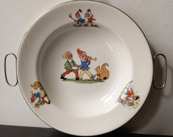 Assiette chauffante en porcelaine pour bébé du milieu des années 1960, design néerlandais vintage original par Benraad, décor de fanfare de gnomes et d'écureuils