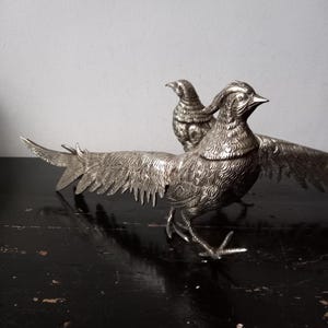 Pareja de hermosos faisanes franceses de latón plateado de mediados de siglo, figuras de pájaros vintage de calidad ornamental con detalles