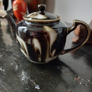 Härlig kinesisk tekanna med droppglasyr från mitten av århundradet från 1960-talet, portion, sällsynt vintagekeramikporslin, mörk chokladsvart med krämvirvlar
