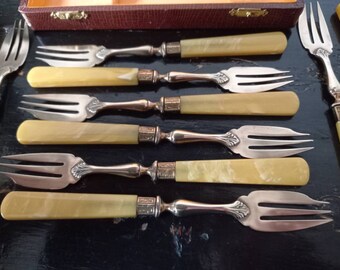 Zeldzame Franse Art Nouveau vergulde dessert vorken, gouden ferrules, parelmoer look bakeliet handgrepen, originele doos, 1890-99, mooie kwaliteit