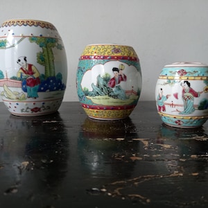 Attraente barattolo per tè e spezie in porcellana cinese Famille Rose di metà secolo, dipinto a mano, in miniatura, a forma di sgabello da giardino, marchio del produttore