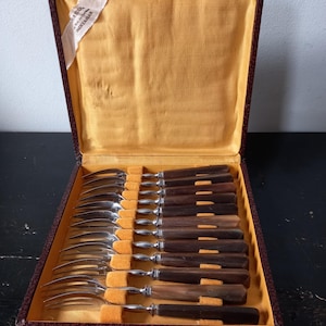 Schöne Vintage Mid Century Modern Französisch Komplette Box mit 12 Edelstahl Gebäck Kuchen Hors d'Oeuvre Gabeln w. Faux Holz Bakelit Horn