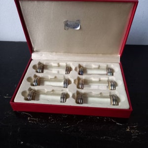 Prachtige zeldzame Italiaanse lucite verzilverde messenleggers uit het midden van de eeuw, originele met zijde beklede doos, halvemaanvormige staven, art-deco tafeldeco