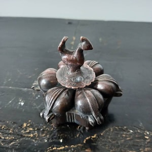 Antike handgefertigte hinduistische indische Bronze-Kumkum-Gewürzbox, 1900, rituelles Pfau-Lotus-Gewürzboxglas mit Endverschluss, Qualität, Sammlerstück