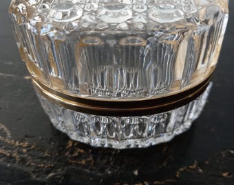 Vintage französische Diamant geschnitten facettierte kleine Kristallglas Schatulle Hollywood Regency Vanity Trinket / Schmuckschatulle, vergoldete verzierte Deckeldose