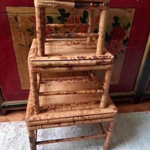Juego de 3 mesas auxiliares/plantas apilables de bambú con estampado de carey quemado, estilo moderno de mediados de siglo, de alta calidad y con diseño de chinoiserie de Shanghái.