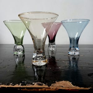 Zeldzame halverwege de eeuw originele Åseda Sweden van Bo Borgström juweelkleurige cocktailglazen, vakmanschap, vintage bargerei, bellenblaas