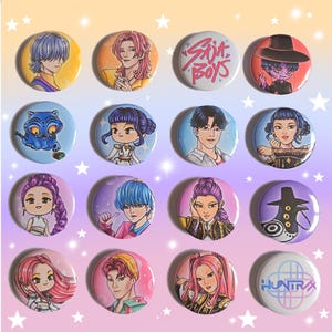 Op de afbeelding: Een verzameling van zestien ronde speldjes met kleurrijke illustraties van personages in anime-stijl en de teksten "Six Boys" en "HUNTRA". De speldjes hebben een glanzende afwerking en zijn geplaatst tegen een lichtpaarse achtergrond met witte steraccenten.