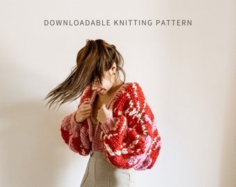 Puede incluir: Un patrón de tejido para un cárdigan rojo y rosa con un diseño de hoja de Monstera Deliciosa. El patrón se llama "The Monster(AF) Cardigan" de Brenda Lam.