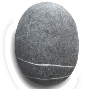 Puede incluir: Una piedra lisa de color gris con vetas blancas que recorren la superficie. La piedra es redonda y tiene un aspecto natural y pulido.