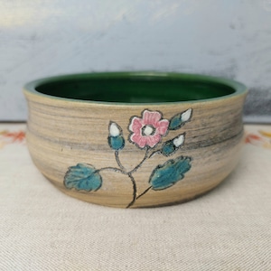 Tigela pequena Torsby da Mannis Pottery, cerâmica sueca, modelo bomboniere com estampa floral rosa.