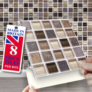 Könnte beinhalten: Ein Bogen Mosaikfliesen in Beige-, Braun- und Grautönen. Die quadratischen Fliesen sind in einem Raster angeordnet. Ein Etikett zeigt "MADE IN BRITAIN" und "8 THICK TILES PER BOX".