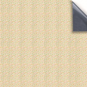 Könnte beinhalten: Ein nahtloses Muster mit einem sich wiederholenden Design aus kleinen rosa und orangefarbenen Blumen mit grünen Stielen auf cremefarbenem Hintergrund.