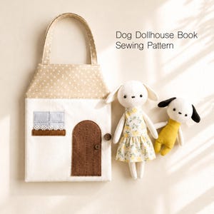 Puede incluir: Un bolso de tela con forma de casa, techo beige de lunares, puerta marrón con dos botones y ventana azul claro, junto a dos muñecos de peluche. Uno lleva un vestido amarillo de flores y el otro un mono amarillo. Texto: Dog Dollhouse Book Sewing Pattern.