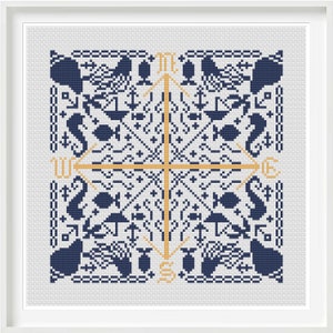 Op de afbeelding: Een kruissteekpatroon met een kompasroos omringd door nautische symbolen in tinten blauw en goud. Het patroon bevat zeepaardjes, vissen, ankers en andere maritieme afbeeldingen.