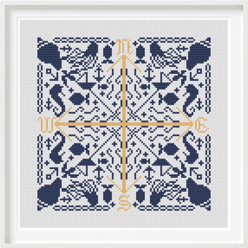 Op de afbeelding: Een kruissteekpatroon met een kompasroos omringd door nautische symbolen in tinten blauw en goud. Het patroon bevat zeepaardjes, vissen, ankers en andere maritieme afbeeldingen.