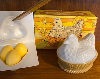 Avon, poule pondeuse, porte-savon et 3 savons parfumés pour hôtesse, dans une boîte