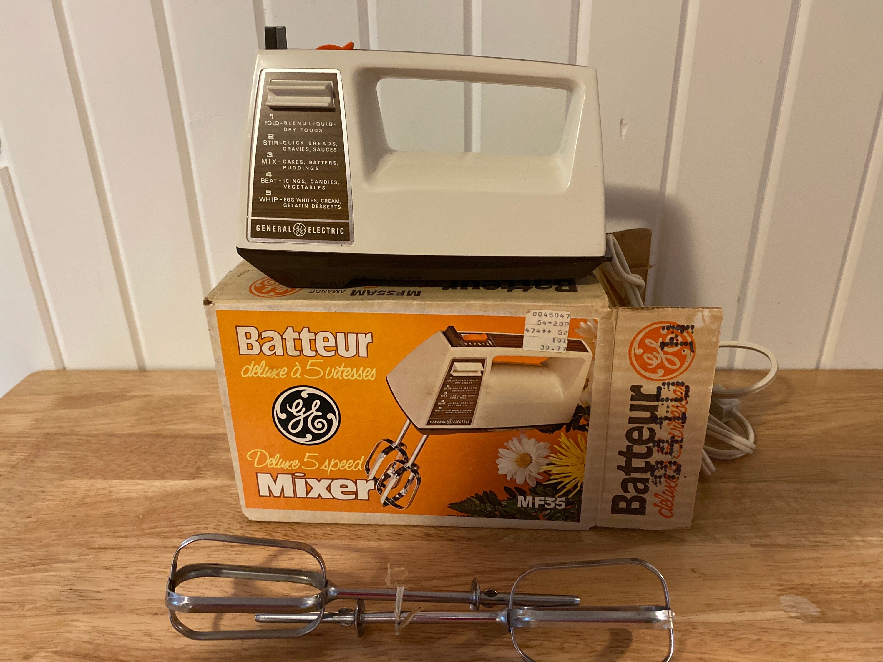 Vintage Appliance / Mixer / GE Super Deluxe Portable Mixer / Retro