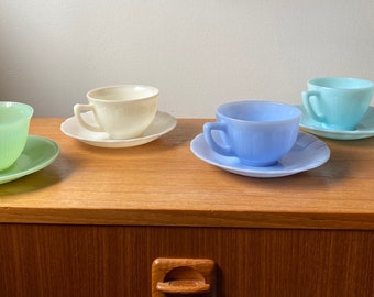 Pyrex Rotkehlchen Ei, Pyrex Delphite, Corex White und Fire King Jadeit, Teetassen, von jeder Reihe eine