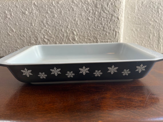 Pyrex, 548 B, Black Snowflake, 1 1/4 QT Casserole Baking Dish. (no