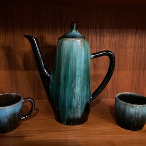 Blue Mountain Pottery, une cafetière et deux tasses