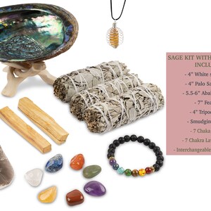 Pu&ograve; includere: Kit di purificazione con salvia con un set di cristalli, che include mazzi di salvia bianca, bastoncini di palo santo, una conchiglia di abalone, una piuma, un supporto a treppiede, una guida alla purificazione, sette pietre chakra, un braccialetto in lava chakra e una collana a spirale intercambiabile.