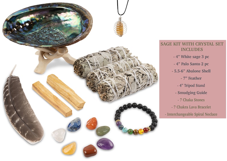 Pu&ograve; includere: Kit di purificazione con salvia con un set di cristalli, che include mazzi di salvia bianca, bastoncini di palo santo, una conchiglia di abalone, una piuma, un supporto a treppiede, una guida alla purificazione, sette pietre chakra, un braccialetto in lava chakra e una collana a spirale intercambiabile.