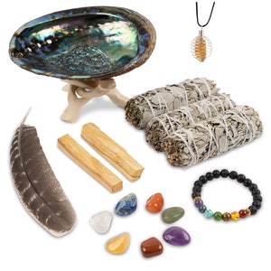 Pu&ograve; includere: Un kit di purificazione con una variet&agrave; di articoli per la pulizia e le pratiche spirituali. Il kit comprende un fascio di salvia bianca, bastoncini di palo santo, una piuma, una conchiglia, una collana di cristallo, un braccialetto in pietra lavica con pietre chakra e sette pietre chakra.