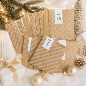 Peut inclure: Une collection d'enveloppes en papier kraft brun avec des motifs variés comme des rayures, des pois et des trèfles. Chaque enveloppe porte une étiquette blanche avec du texte noir, comme 'Jour 16' et 'Jour 1', formant un calendrier.